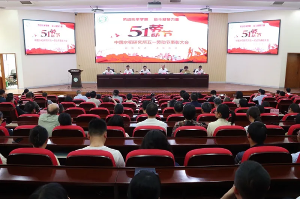 草莓视频色板下载董事长陈渝阳为青年科学家颁发“托普数字农业创新奖”