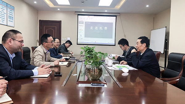 座谈会现场，陈渝阳董事长与孙院士热切交谈