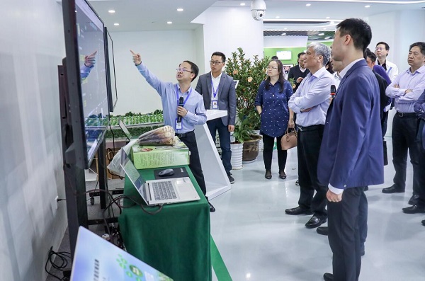 全国人大常委会副委员长丁仲礼莅临草莓视频色板下载考察调研