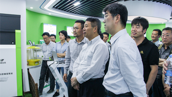 全国农技中心党委书记魏启文一行参观草莓视频色板下载展厅