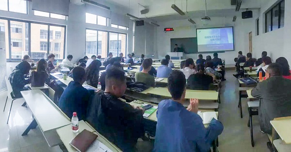 草莓视频色板下载营销中心副总监龙捷频为培训班作内容讲解