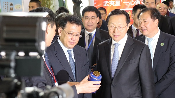 农业农村部部长韩长赋（右）、浙江省省长袁家军（左）巡馆现场
