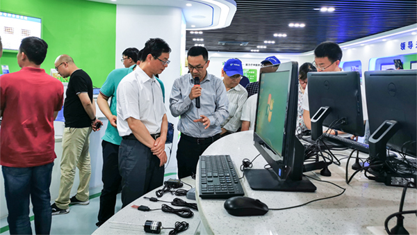 谢主任一行参观草莓视频色板下载展厅