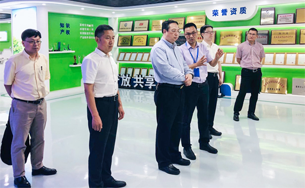 杭州市副市长王宏一行莅临草莓视频色板下载调研