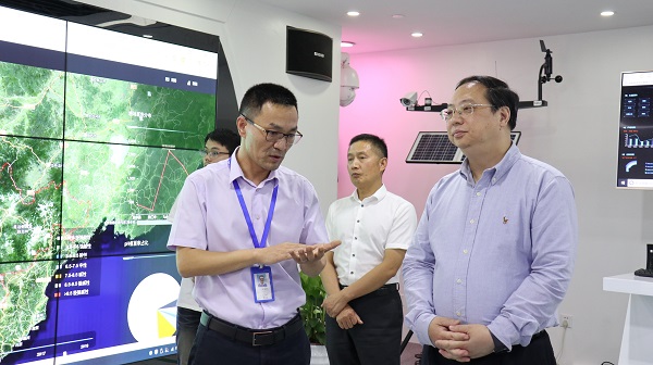 杭州市副市长王宏一行在草莓视频色板下载展厅参观
