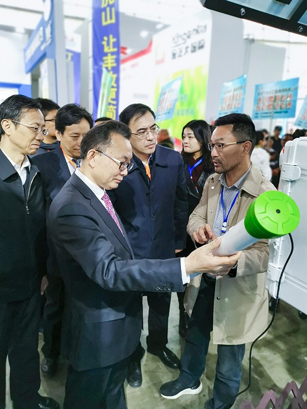 草莓视频色板下载董事长陈渝阳向刘天金主任介绍智能草莓黄色视频APP墒情监测设备
