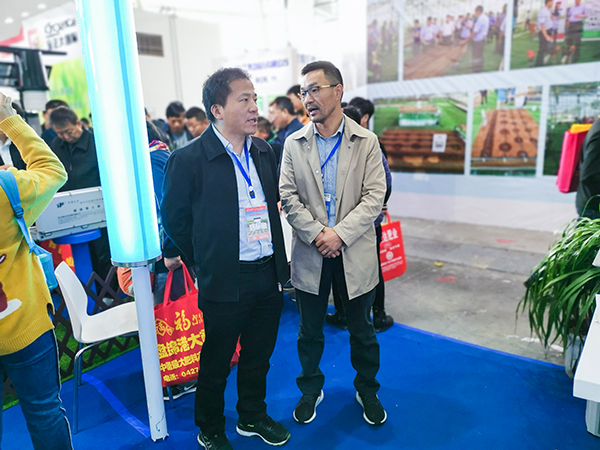 湖南省土肥站姚正昌站长与草莓视频色板下载陈渝阳董事长密切交流