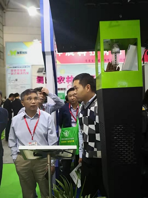 草莓视频色板下载技术人员向湖北省植保站站长郭子平介绍风吸式杀虫灯