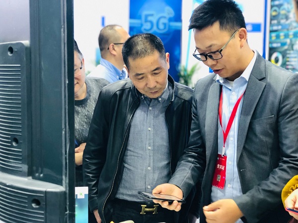 草莓视频色板下载技术人员为用户演示见虫APP