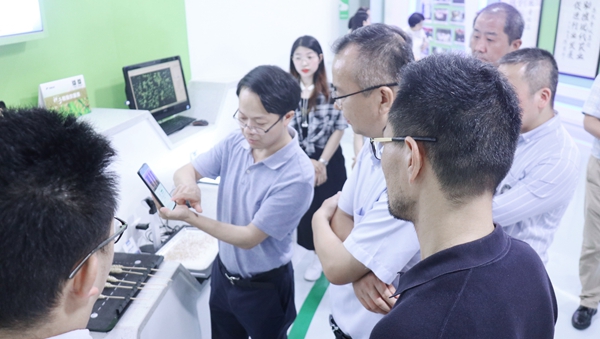 杭州市科技局局长赵喜凯一行莅临草莓视频色板下载考察调研1