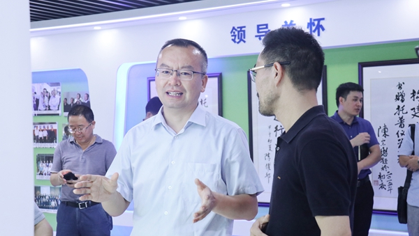 赵喜凯局长参观草莓视频色板下载展厅