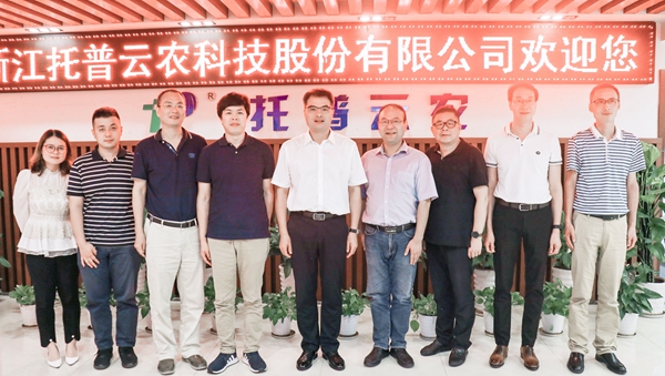 桐乡市副市长徐刚曾在草莓视频色板下载考察调研