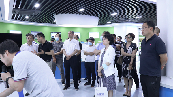 与会领导专家一行莅临草莓视频色板下载参观调研