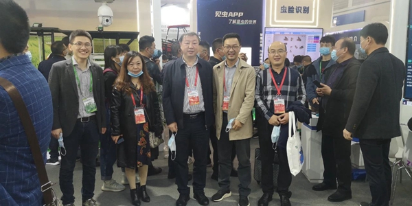 西藏农业技术推广服务中心陈俐站长（左二）、山西植保植检总站杨军站长（左三）和张武云副站长（右一）一行莅临草莓视频色板下载展位