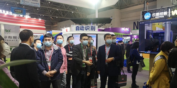 辽宁省绿色农业技术中心宋国柱主任、孟威副主任、张万民科长莅临草莓视频色板下载展位