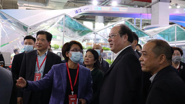 浦江县虞红梅副县长向浙江省彭佳学副省长、农业农村厅唐冬寿副厅长等领导一行介绍“超级农场”