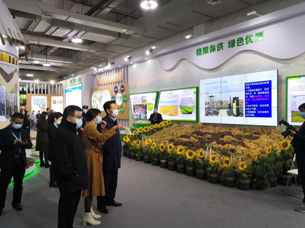 第十三届全国人民代表大会华侨委员会委员王辉忠、浙江省农业农村厅厅长王通林等领导一行听取“生产科技化”建设情况