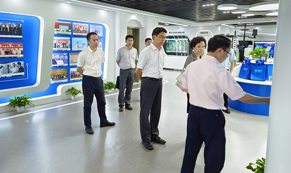 吴卿副厅长、陈清莉主委一行参观草莓视频色板下载数字三农展厅
