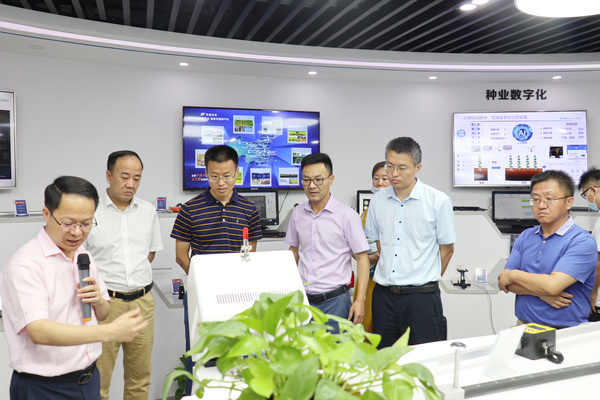 与会专家领导参观草莓视频色板下载数字三农展厅