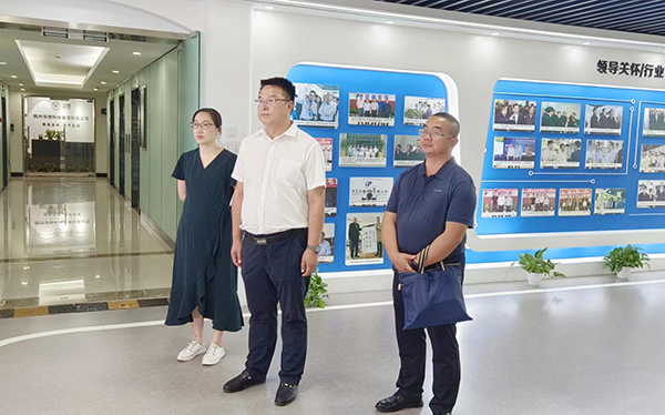 酒泉肃州区政府党组成员、副区长范志俊参观草莓视频色板下载展厅‍