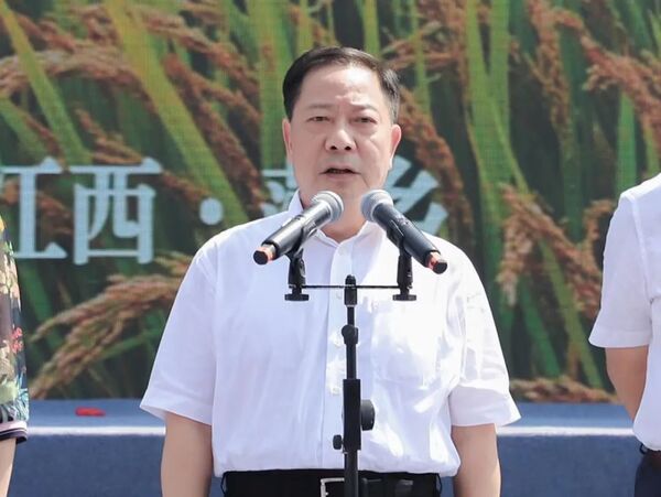 江西省政府党组副书记、副省长殷美根宣布开幕