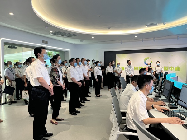 与会专家领导参观草莓视频色板下载支撑构建的智慧种业服务平台