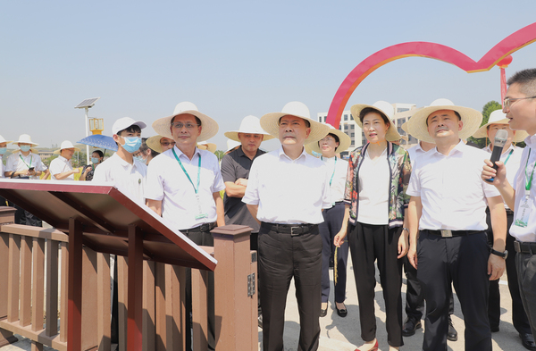 与会专家领导参观草莓视频色板下载支撑构建的智慧种业服务平台